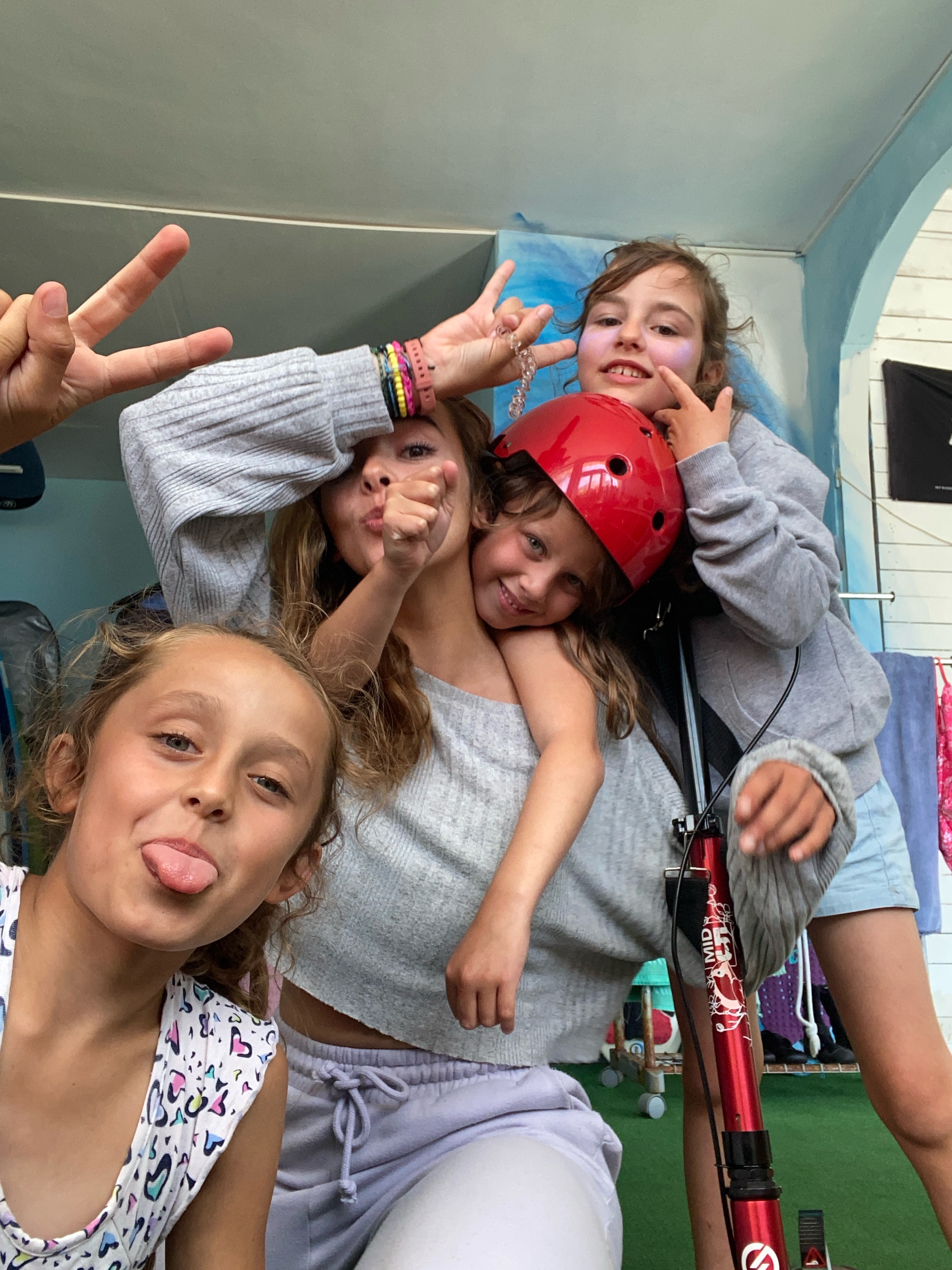 Bia e crianças fazendo caras divertidas no interior