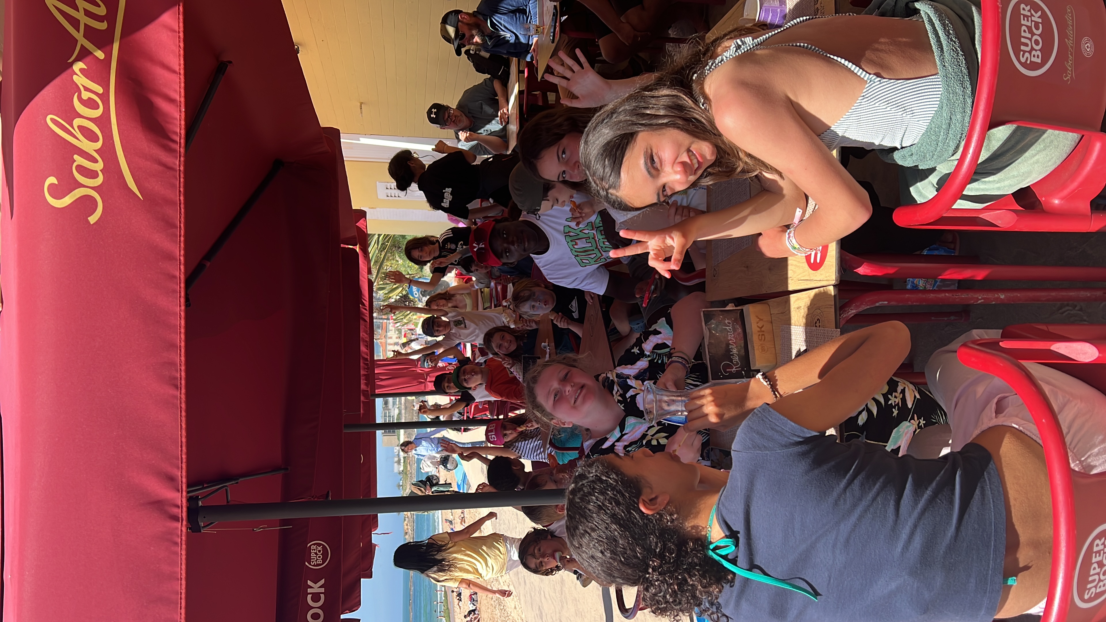 Grupo de crianças e cuidadores em evento de praia