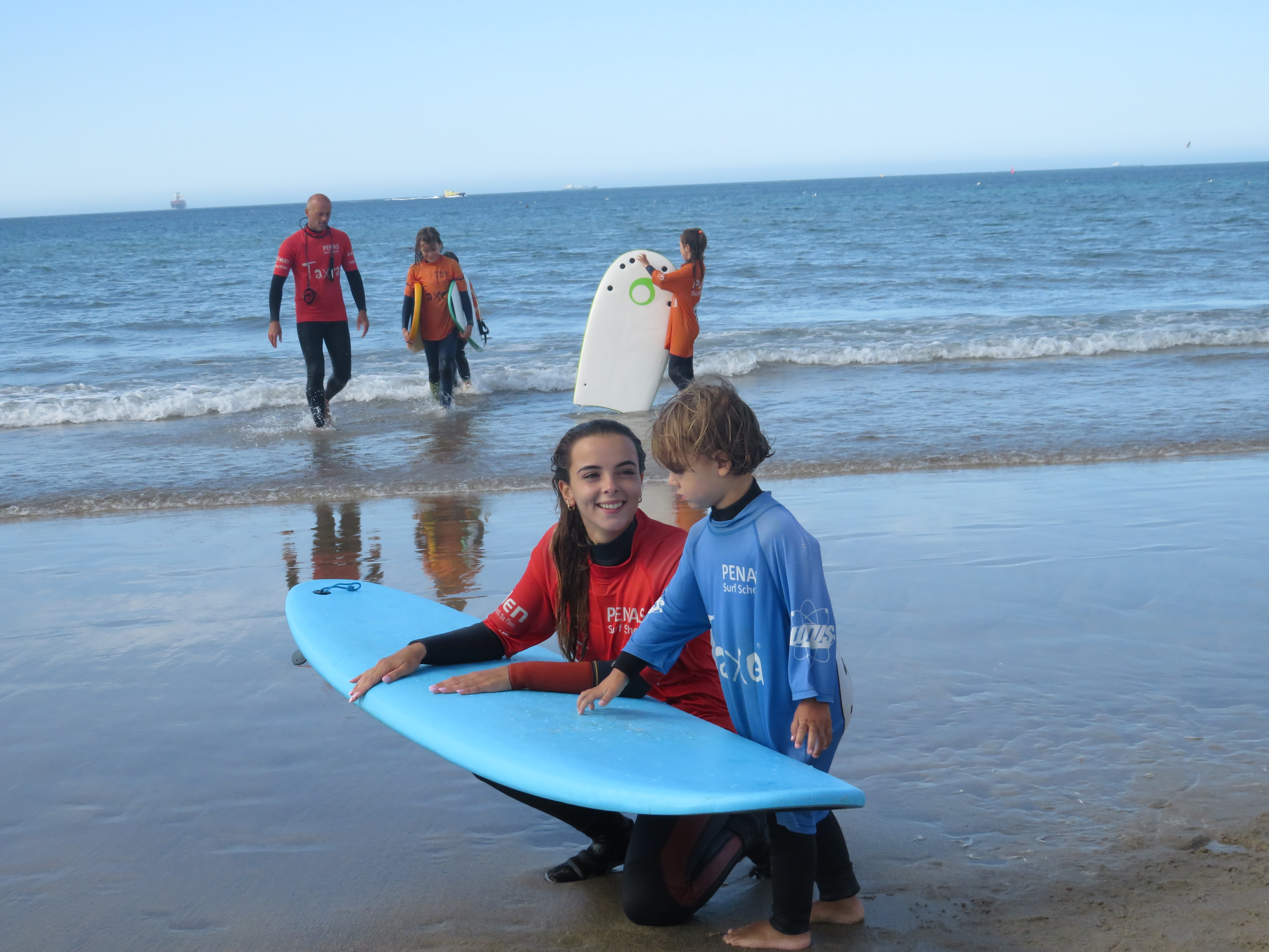 Equipa Kids Care com crianças na margem da praia